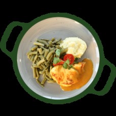 Omelet met kerriesaus, sperziebonen en aardappelpuree (vegetarisch)